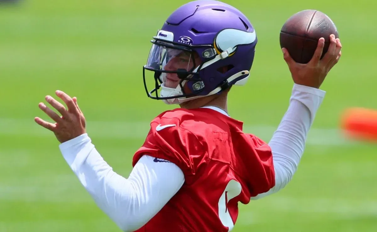 Vikings QB J.J. McCarthy gets stern warning from former Michigan teammate Colston Loveland