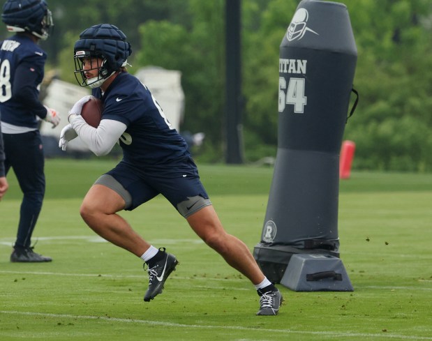 Tight end Joel Wilson runs through drills during Bears minicamp at Halas Hall on June 4, 2025, in Lake Forest. (Stacey Wescott/Chicago Tribune)