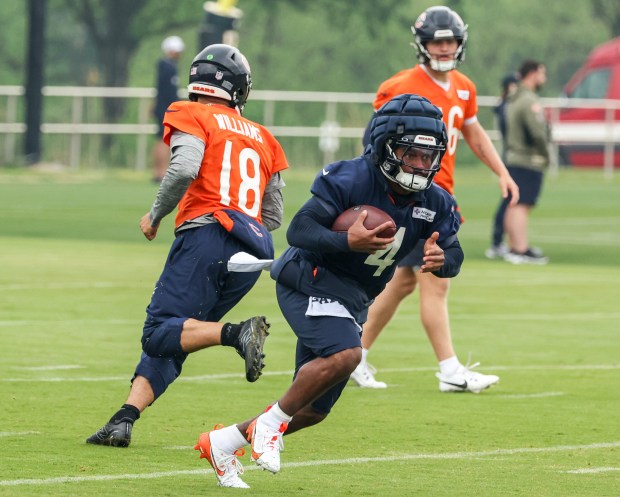 D'Andre Swift runs the ball during Bears minicamp at Halas Hall on June 4, 2025, in Lake Forest. (Stacey Wescott/Chicago Tribune)