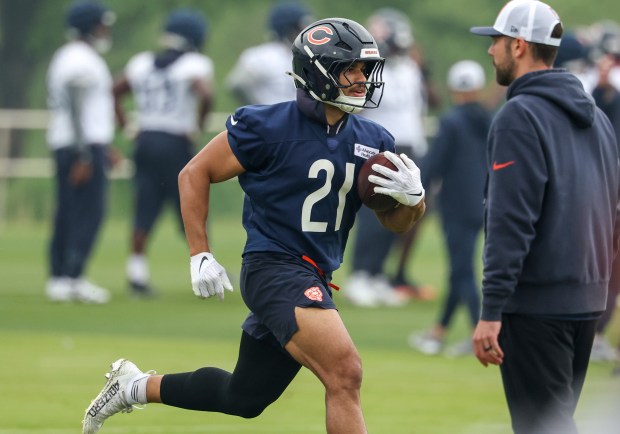 Running back Travis Homer runs the ball during Bears minicamp at Halas Hall on June 4, 2025, in Lake Forest. (Stacey Wescott/Chicago Tribune)