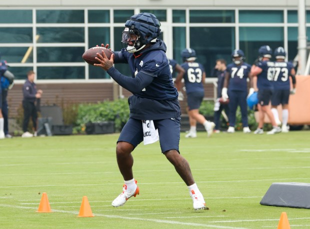 Running back D'Andre Swift catches the ball and turns upfield during Bears minicamp at Halas Hall on June 4, 2025, in Lake Forest. (Stacey Wescott/Chicago Tribune)