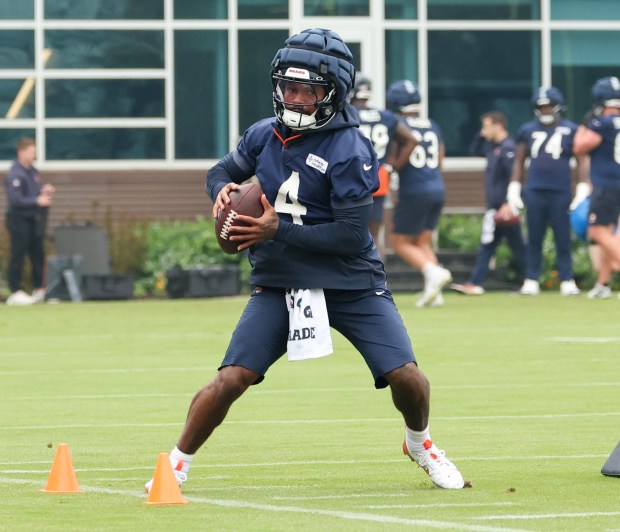 Running back D'Andre Swift catches the ball and turns upfield during Bears minicamp at Halas Hall on June 4, 2025, in Lake Forest. (Stacey Wescott/Chicago Tribune)