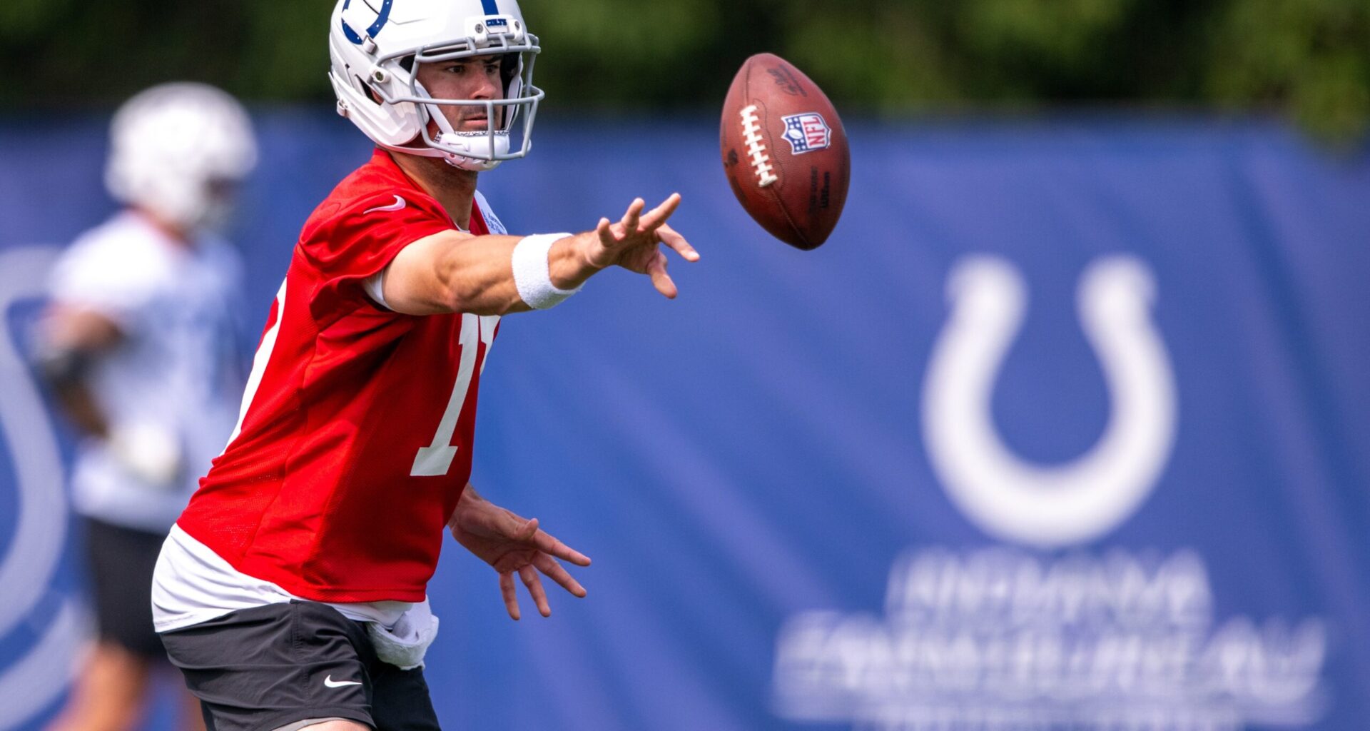 Indianapolis Colts quarterback Daniel Jones (17) pitches a ball during training camp at the Farm Bureau Football complex.