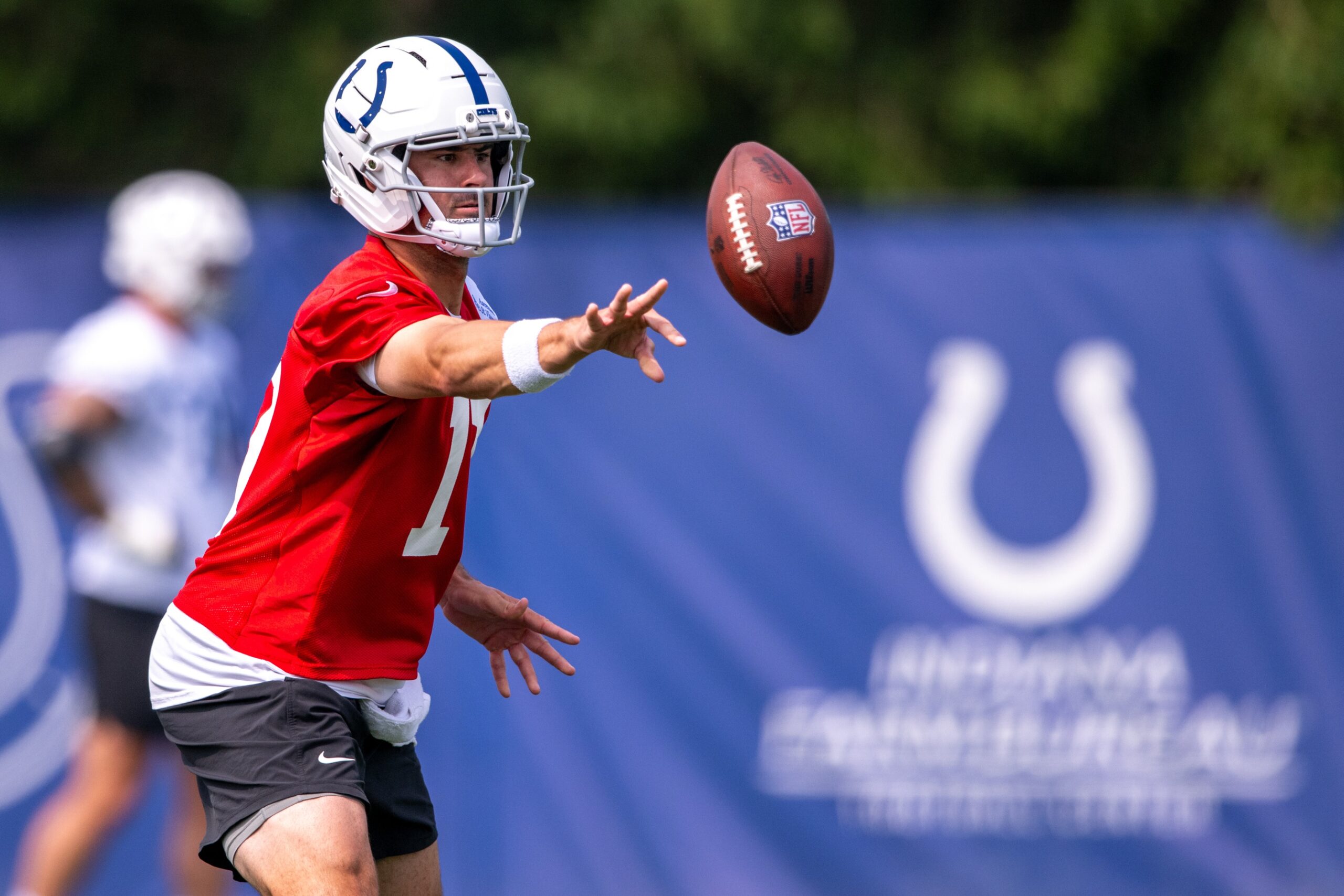 Indianapolis Colts quarterback Daniel Jones (17) pitches a ball during training camp at the Farm Bureau Football complex.