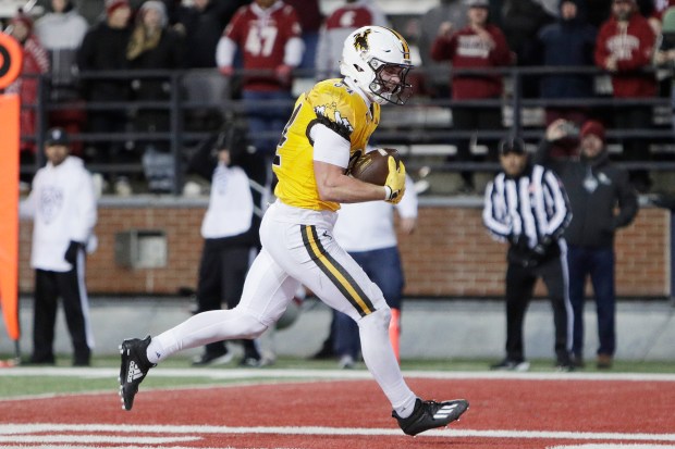 Wyoming tight end John Michael Gyllenborg scores a go-ahead touchdown during the second half of an NCAA college football game against Washington State, Saturday, Nov. 30, 2024, in Pullman, Wash. (AP Photo/Young Kwak)
