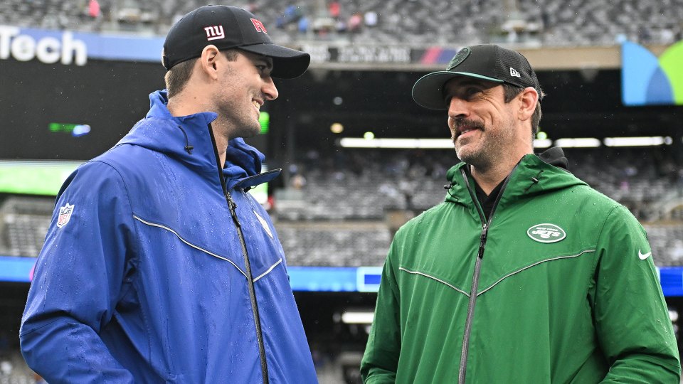 Aaron Rodgers and Daniel Jones in conversation.