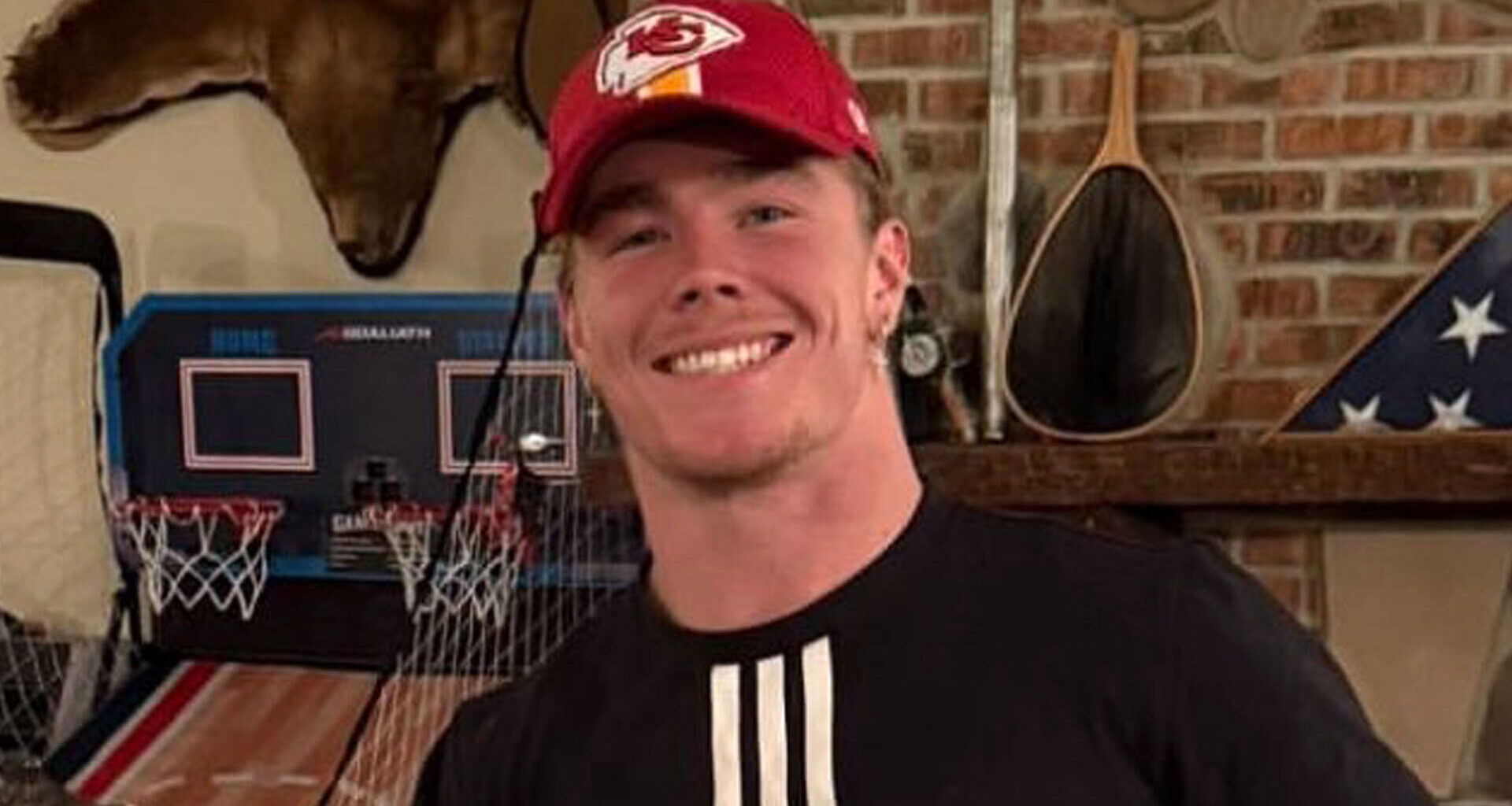 'This can't be real' - Kansas City Chiefs star leaves fans terrified in new picture with his pet alligator