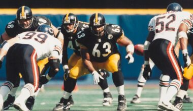 Dermontti Dawson (63) of the Pittsburgh Steelers