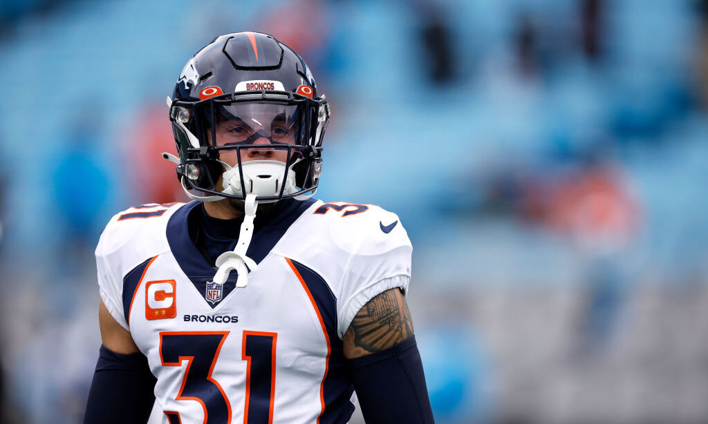 Panthers flirting with former Bronco Justin Simmons