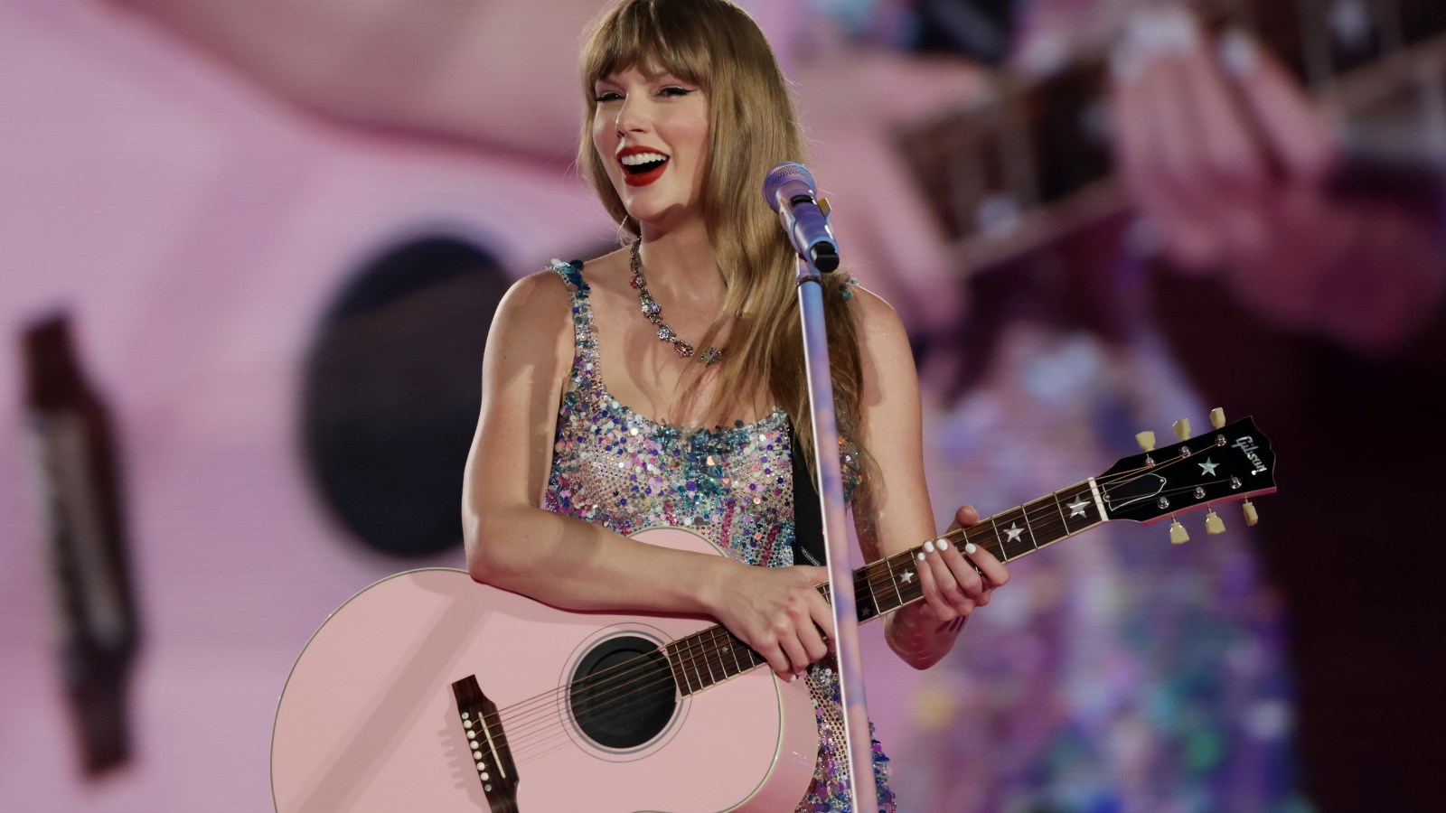 Taylor Swift Performs 'Shake It Off' at NFL Party