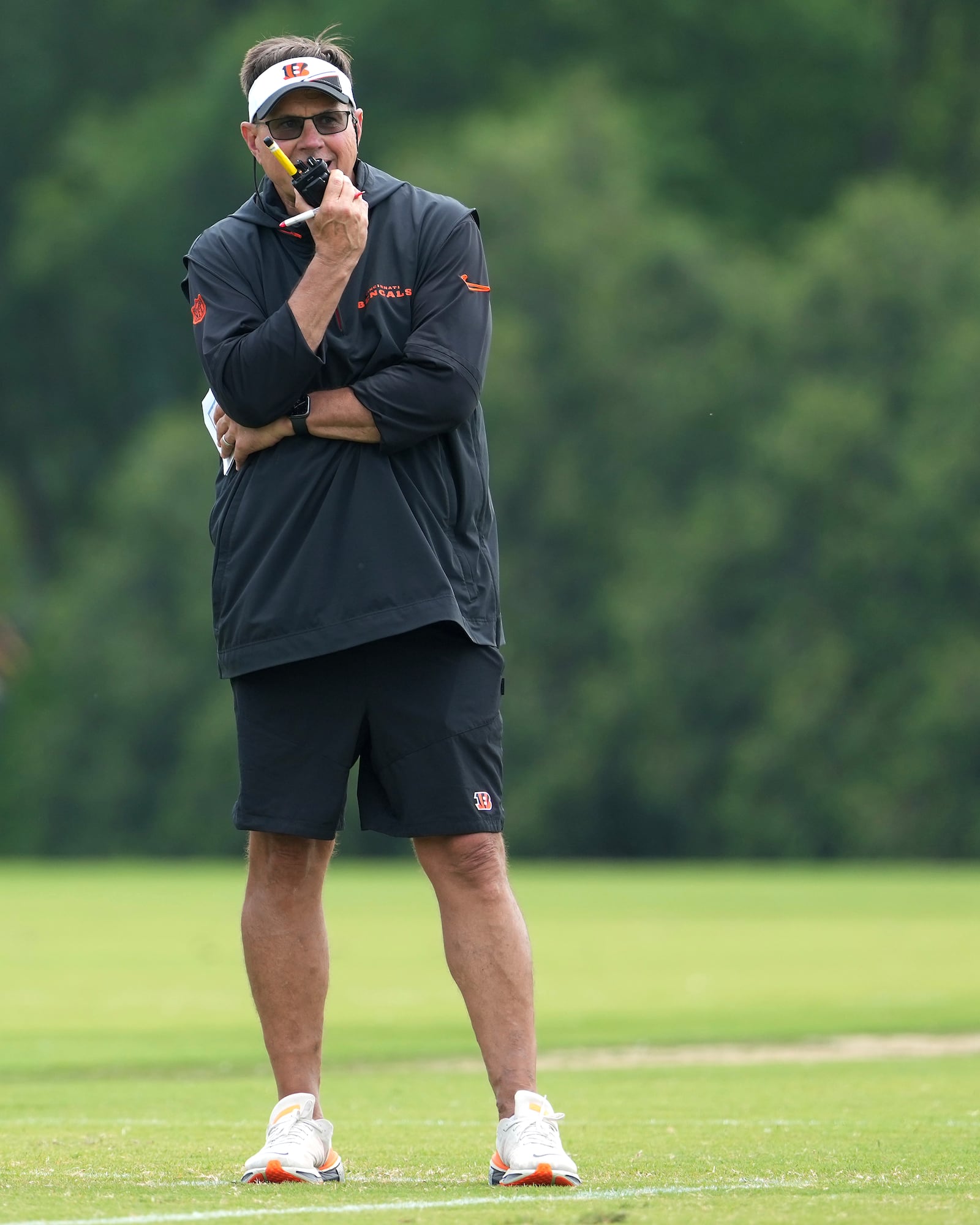 Cincinnati Bengals defensive coordinator Al Golden calls a play during NFL football practice Tuesday, June 3, 2025, in Cincinnati. (AP Photo/Kareem Elgazzar)