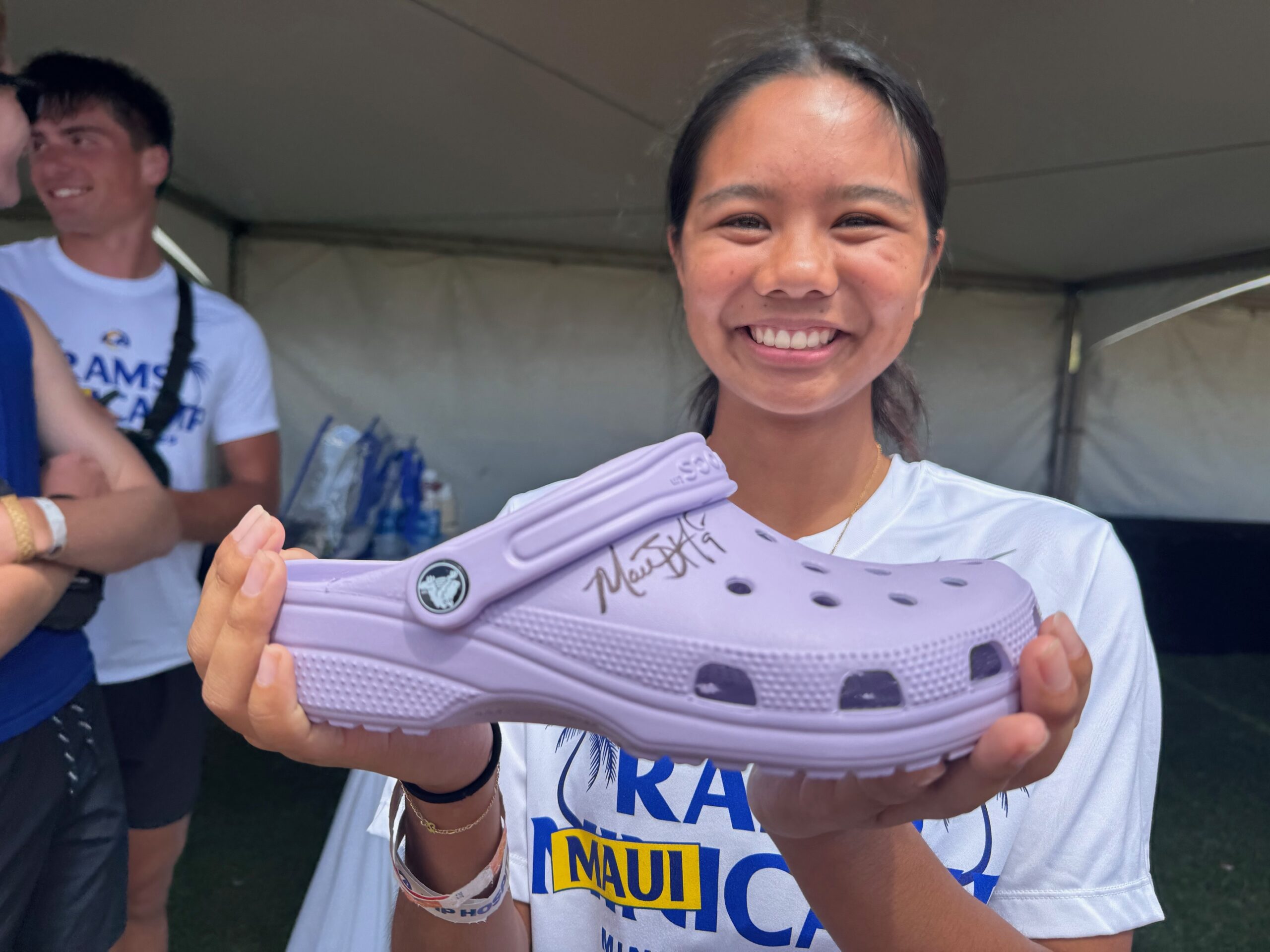 Maui High School junior Kaylyn Banaag got her croc autographed by Los Angeles Rams quarterback Matthew Stafford on Werdnesday. HJI / ROB COLLIAS photo