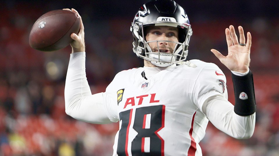 Kirk Cousins throwing a football.