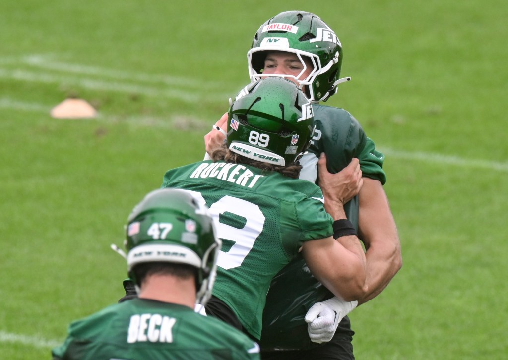 Jeremy Ruckert (89) blocks Mason Taylor during a drill at Jets' minicamp practice on June 10.