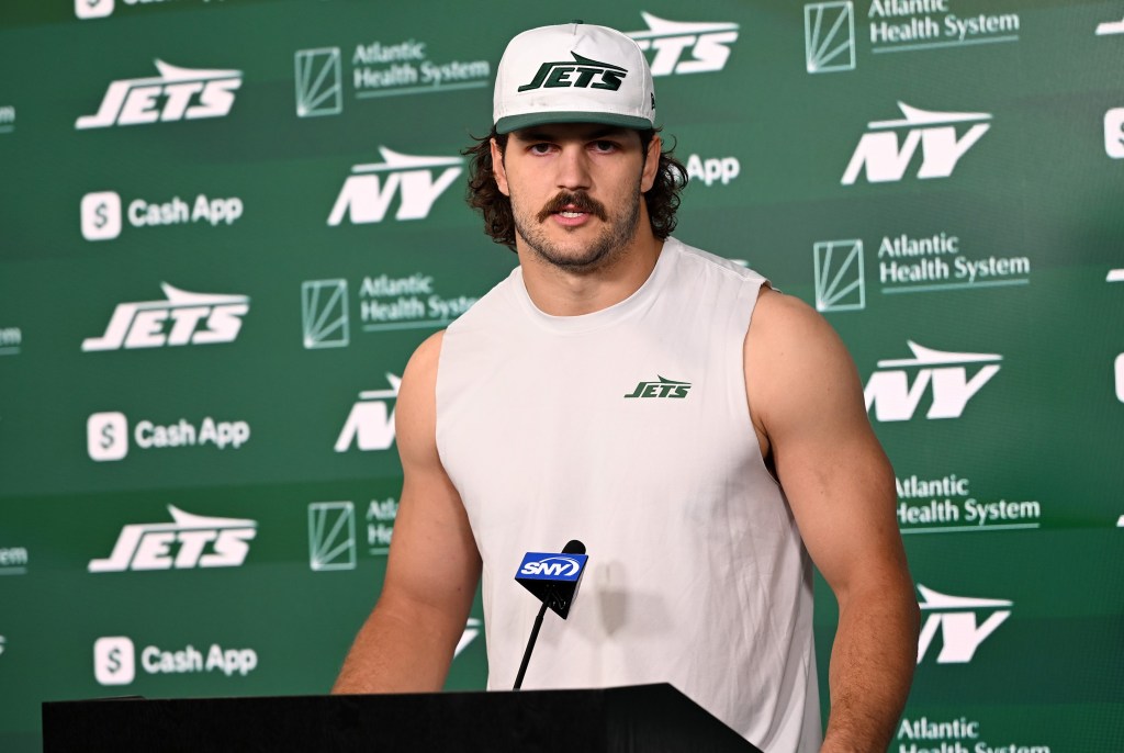 Jets tight end Jeremy Ruckert talks to the media on June 10, 2025.