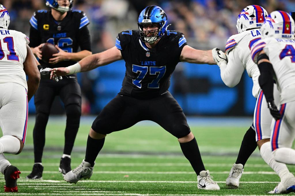 Detroit Lions Pro Bowl center retires at 29