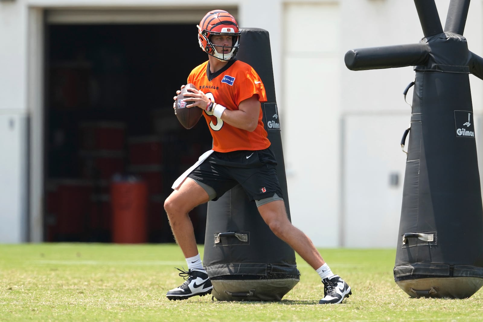 Cincinnati Bengals quarterback Joe Burrow (9) participates in drills during NFL football practice Tuesday, June 3, 2025, in Cincinnati. (AP Photo/Kareem Elgazzar)