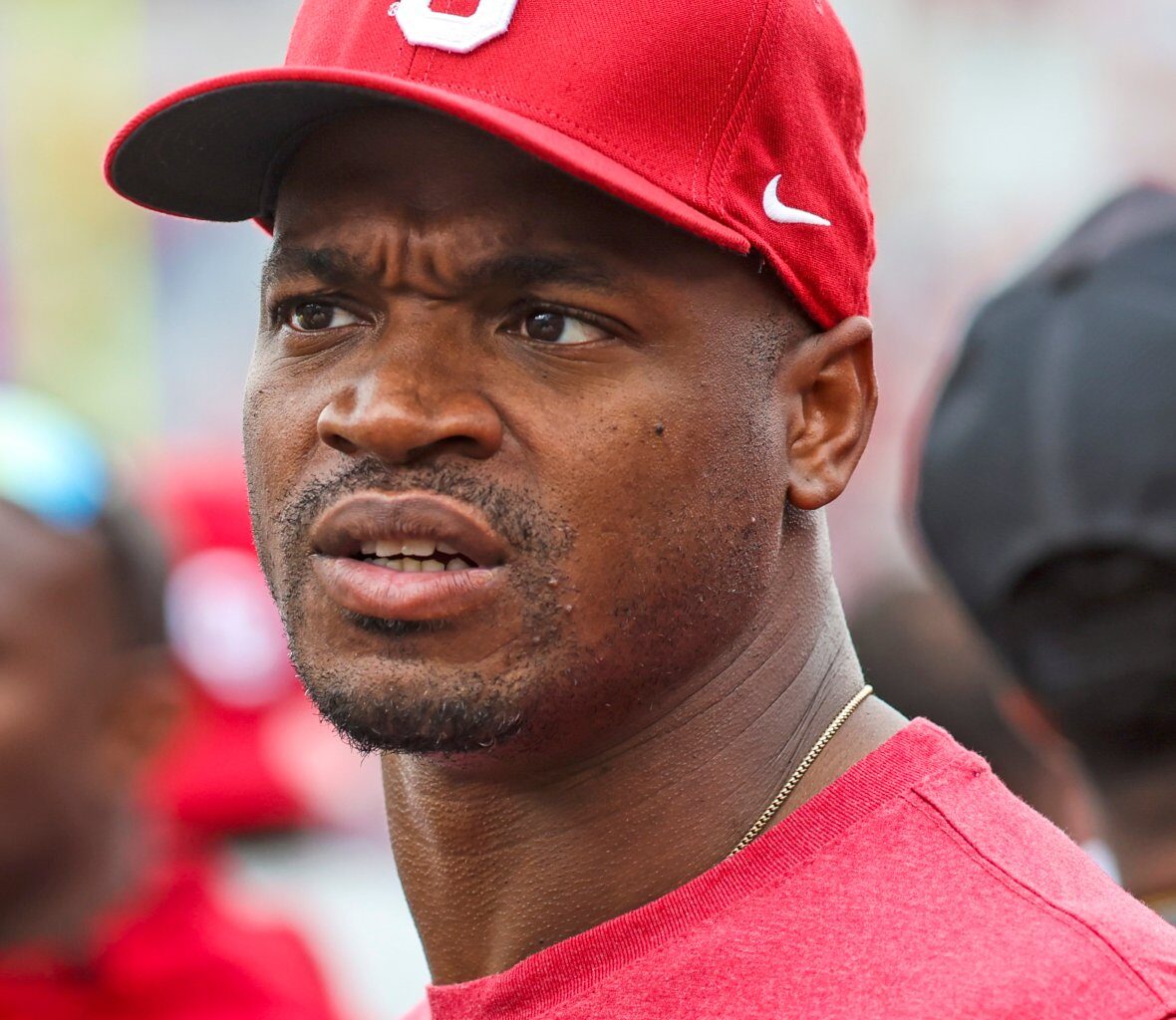 Vikings legend Adrian Peterson doesn't fair well in impromptu fight with man half his size