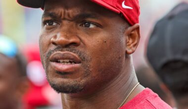 Vikings legend Adrian Peterson doesn't fair well in impromptu fight with man half his size