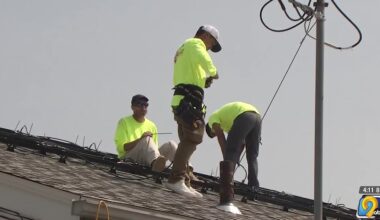 Former NFL, Iowa football player helps install solar panels on Iowa City Bike Library