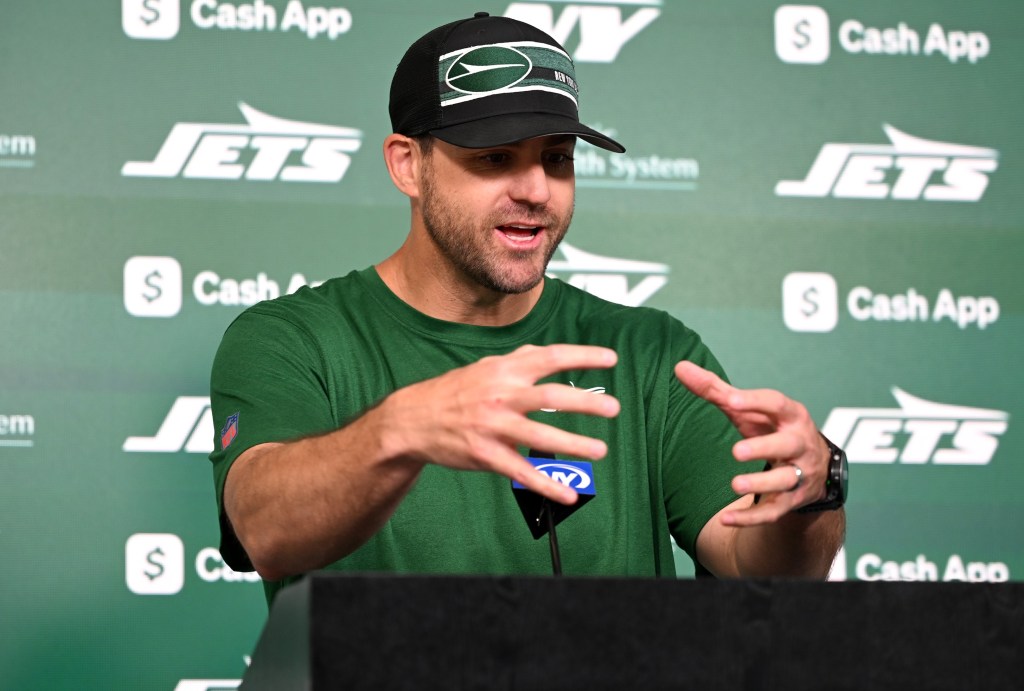 Jets offensive coordinator Tanner Engstrand talks with reporters on June 11, 2025.