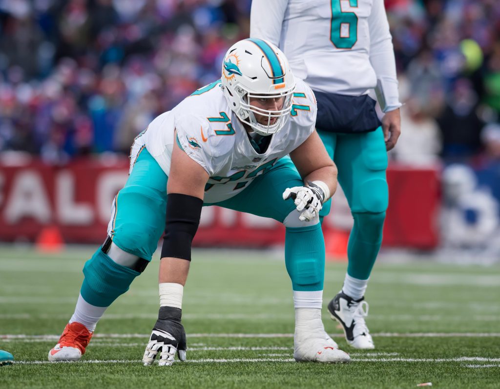 Former Dolphins OL Jesse Davis Announces Retirement