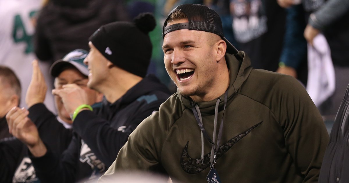 Mike Trout has an Eagles Super Bowl-themed baseball card