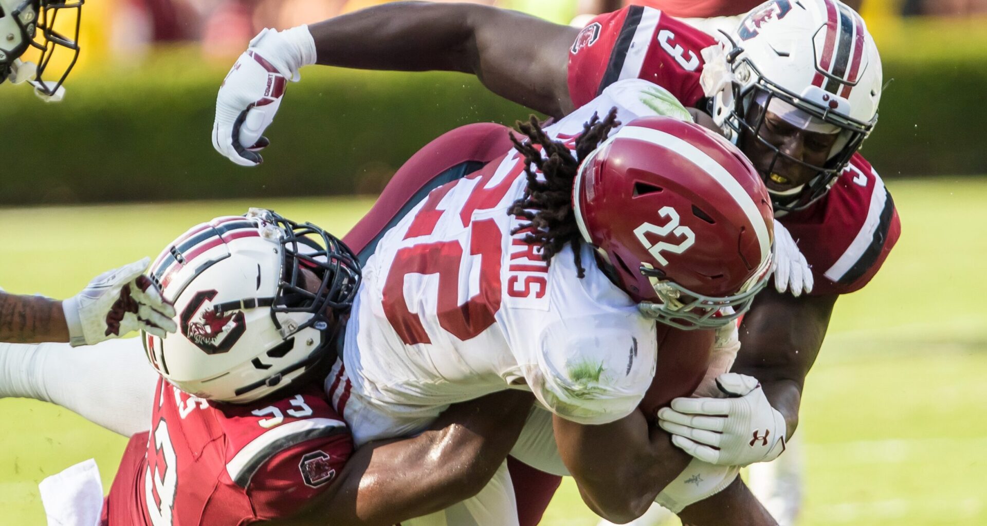 Ernest Jones Energizes NFL with Seattle Seahawks Loyalty Shift