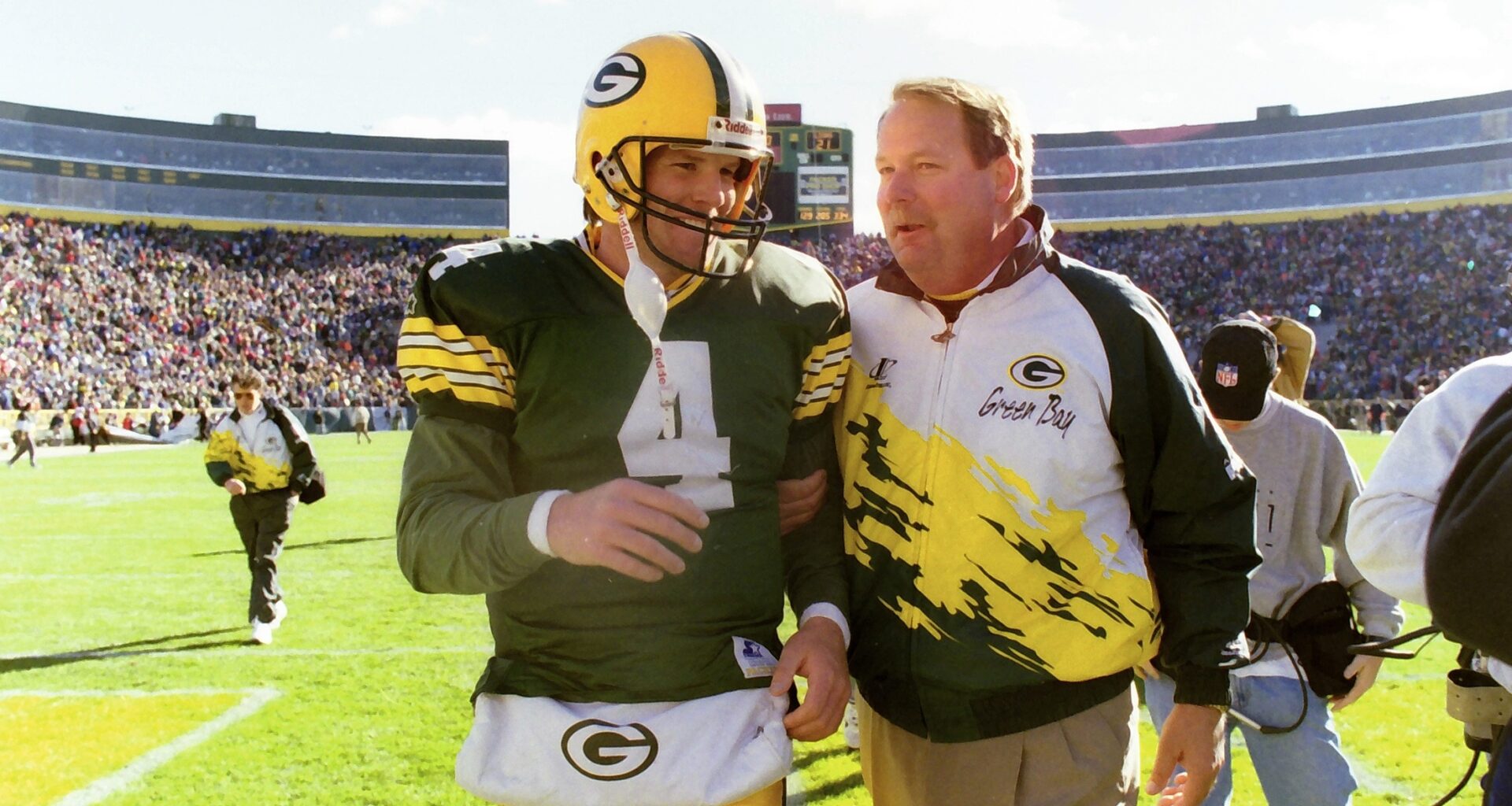 Go Back and Watch Favre Extend His Legendary Iron Man Streak Against Chicago In 1995