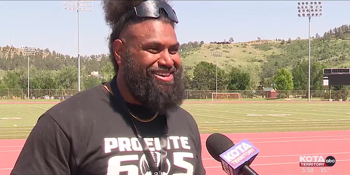 Former NFL player host football camp.