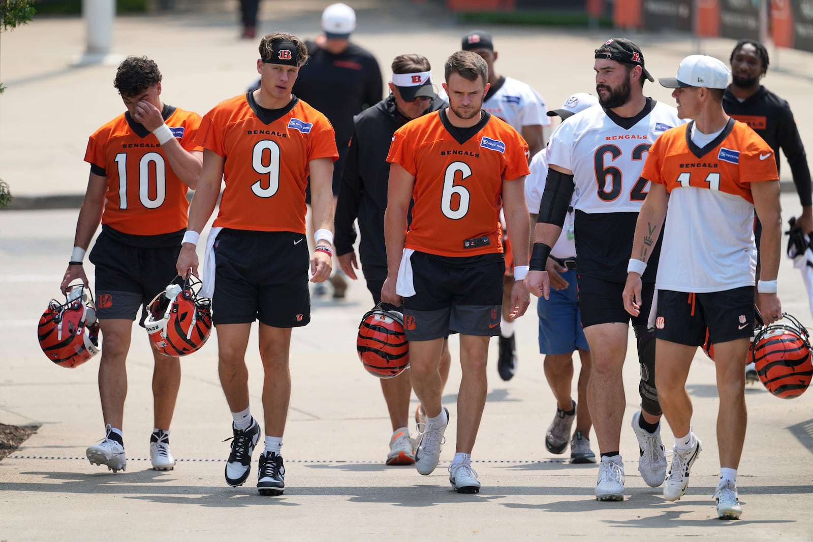 Cincinnati Bengals' Payton Thorne (10), Joe Burrow (9), Jake Browning (6), Lucas Patrick (62) and Logan Woodside (11) walk to the field before NFL football practice Tuesday, June 3, 2025, in Cincinnati. (AP Photo/Kareem Elgazzar)