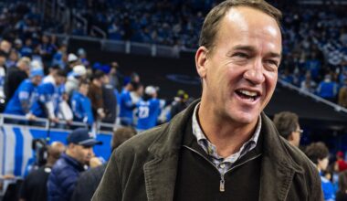 NFL quarterback Peyton Manning dines at Chuck’s in downtown Mobile