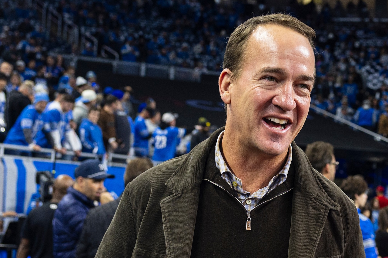 NFL quarterback Peyton Manning dines at Chuck’s in downtown Mobile