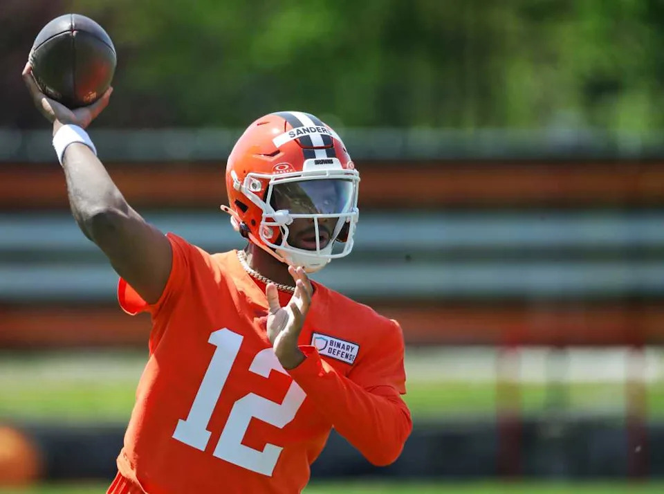 Cleveland Browns quarterback Shedeur Sanders, throwing at minicamp.© Jeff Lange / USA TODAY NETWORK via Imagn Images