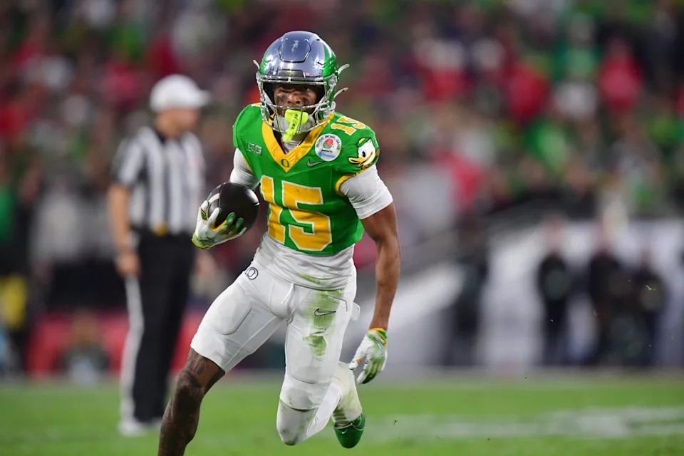 Oregon Ducks wide receiver Tez Johnson (15) runs against the Ohio State Buckeyes in the second half in the 2025 Rose Bowl college football quarterfinal game at Rose Bowl Stadium.© Gary A. Vasquez-Imagn Images