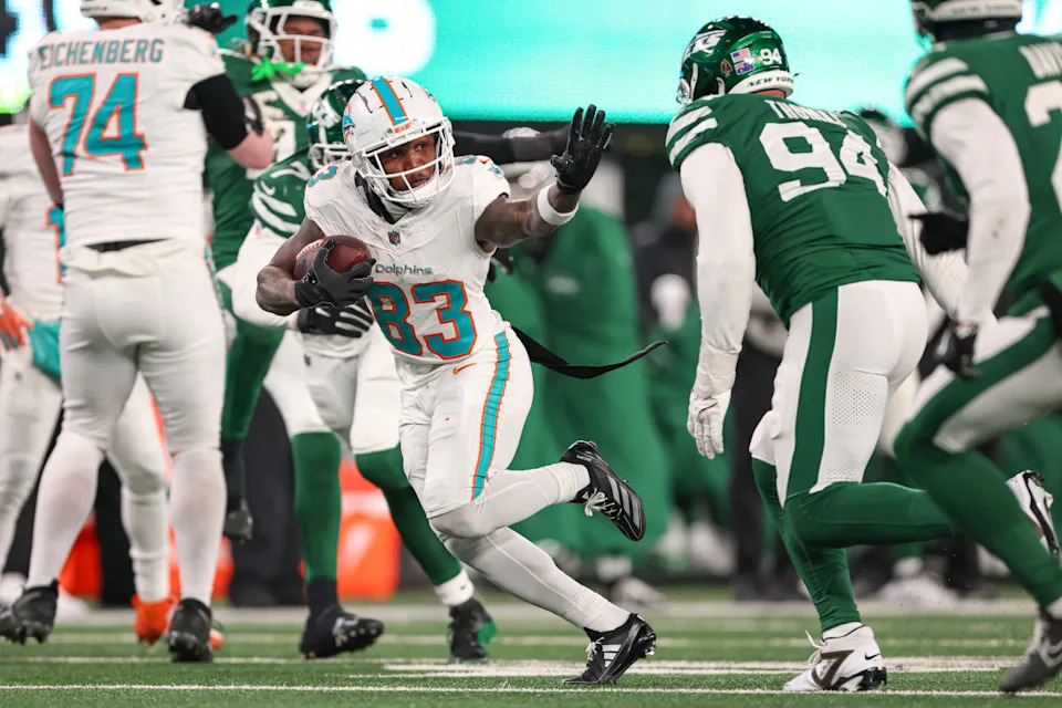 Miami Dolphins wide receiver Malik Washington (83) gains yards after catch asNew York Jets defensive end Solomon Thomas (94) pursues during the second half at MetLife Stadium.Mandatory Credit: Vincent Carchietta-Imagn Images