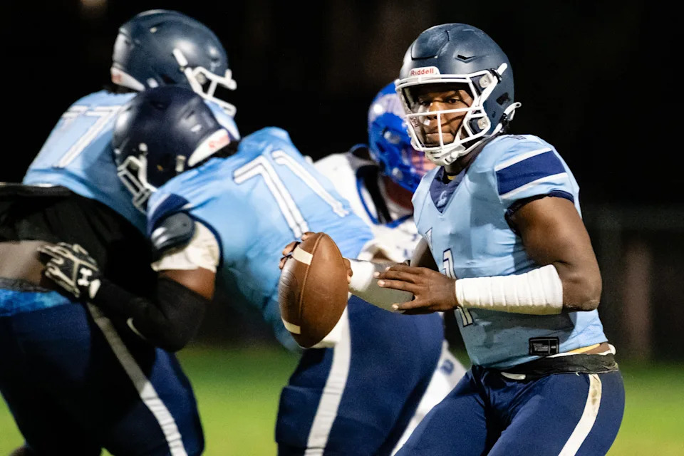 P.K. Yonge Blue Wave Lawrence Wright IV (1) looks to throw during the first half between P.K. Yonge and Keystone Heights at P.K. Yonge School in Gainesville, FL on Thursday, November 2, 2023. [Chris Watkins/Gainesville Sun] Chris Watkins/Gainesville Sun