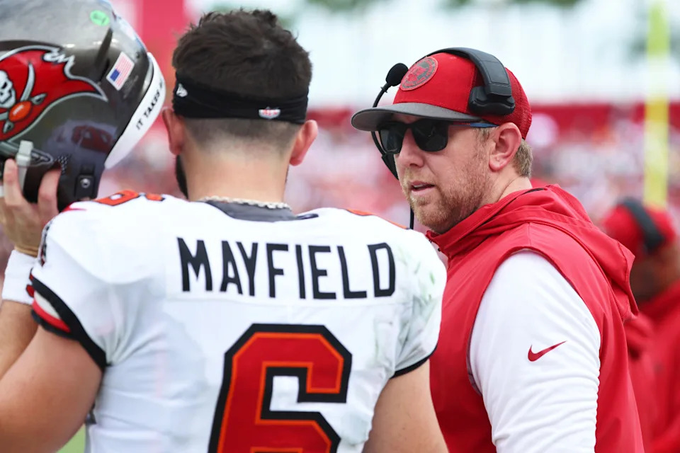 Jacksonville Jaguars head coach Liam Coen and Tampa Bay Buccaneers quarterback Baker Mayfield© Kim Klement Neitzel-Imagn Images