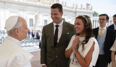 Detroit Lions TE Sam LaPorta & Wife Meet Pope