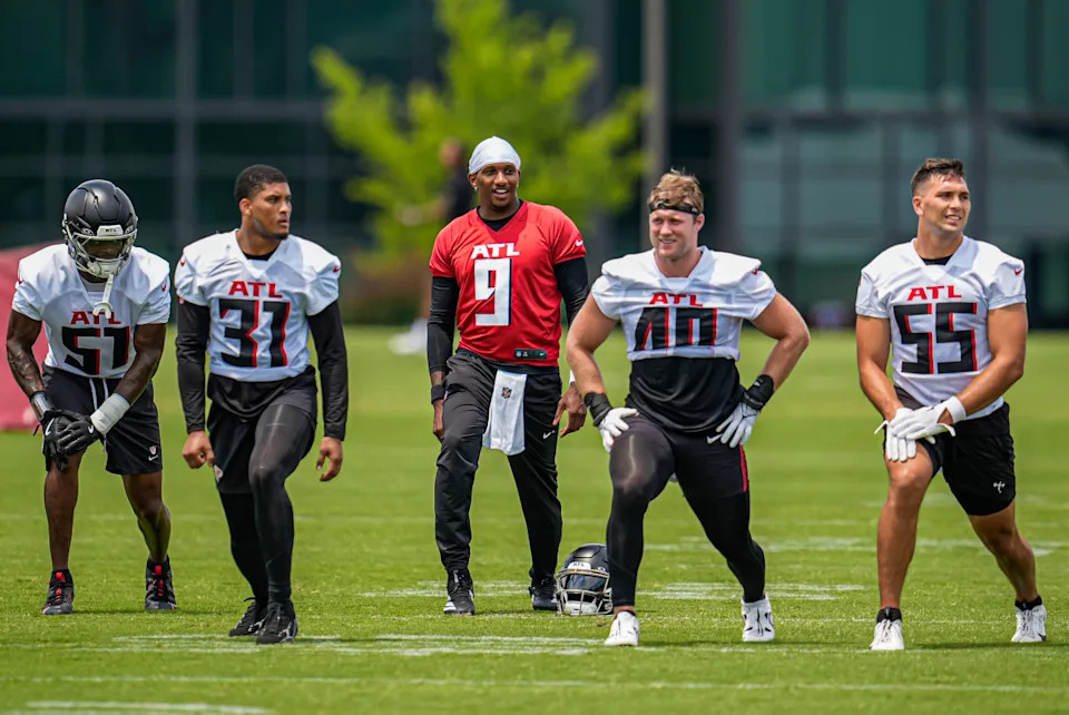 Falcons players warm up during the 2025 Atlanta Falcons mini-camp. Dale Zanine-Imagn Images