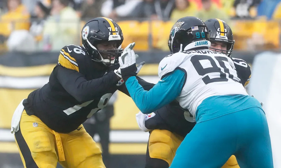 Pittsburgh Steelers guard James Daniels (78) blocks at the line of scrimmage against Jacksonville Jaguars defensive end Angelo Blackson (90).Charles LeClaire-Imagn Images