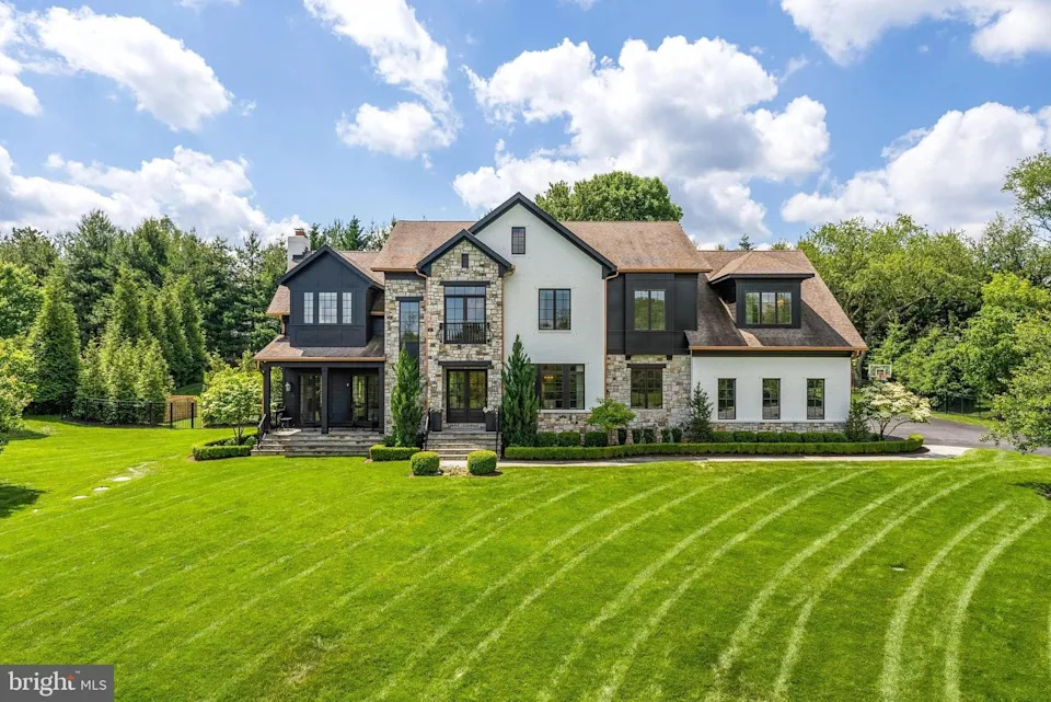 Baltimore Ravens kicker Justin Tucker is offloading his $3.2 million <a href="https://www.realtor.com/realestateandhomes-search/Maryland" rel="nofollow noopener" target="_blank" data-ylk="slk:Maryland;elm:context_link;itc:0;sec:content-canvas" class="link ">Maryland</a> abode after he was handed a 10-week suspension following sexual misconduct accusations from 16 massage therapists. <p class="credit">(Realtor.com)</p>