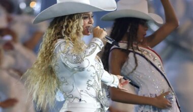 Beyoncé Narrowly Avoids Fall From Floating Car At Houston Show