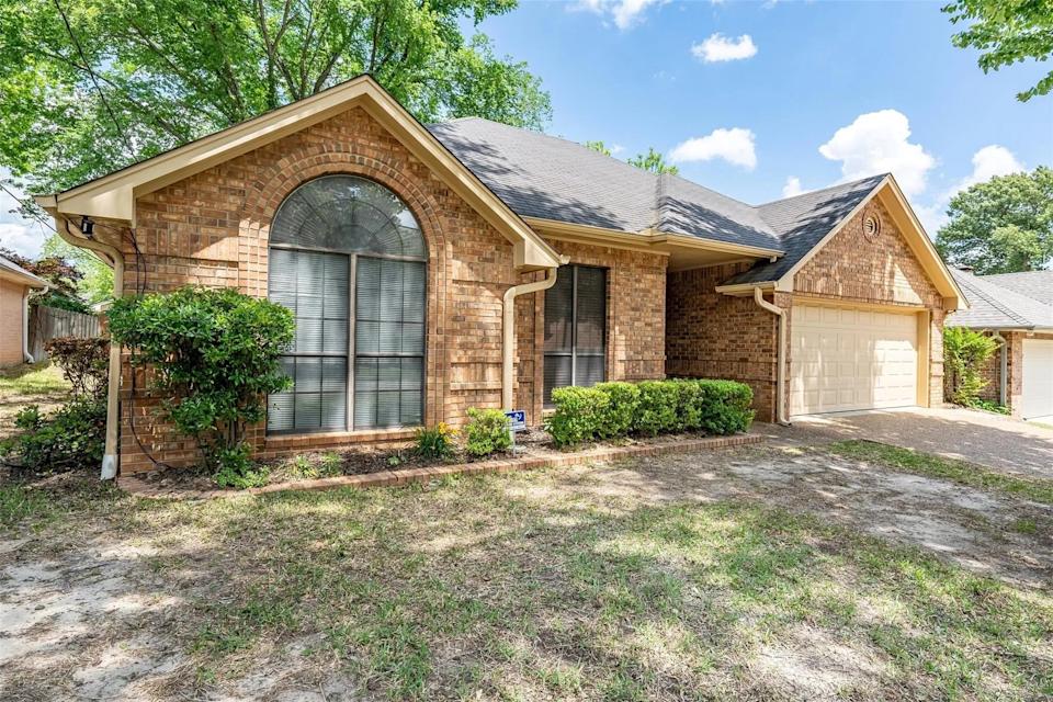 Patrick Mahomes’ mother, Randi, has slashed the price of the NFL star’s childhood home. <p class="credit">(Realtor.com)</p>