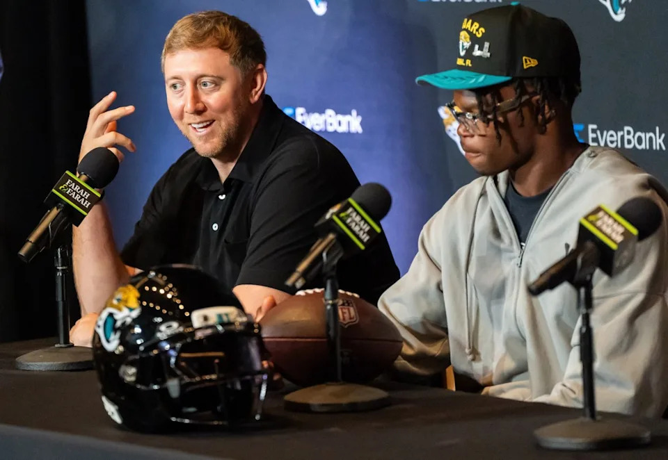 Jacksonville Jaguars head coach Liam Coen (left) with first-round pick Travis Hunter (right).© Doug Engle&sol;Florida Times-Union &sol; USA TODAY NETWORK via Imagn Images