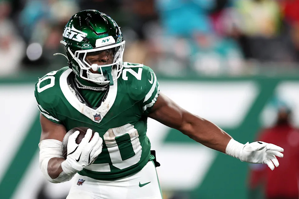EAST RUTHERFORD, NEW JERSEY - JANUARY 05: Breece Hall #20 of the New York Jets in action against the Miami Dolphins at MetLife Stadium on January 05, 2025 in East Rutherford, New Jersey. (Photo by Luke Hales/Getty Images)