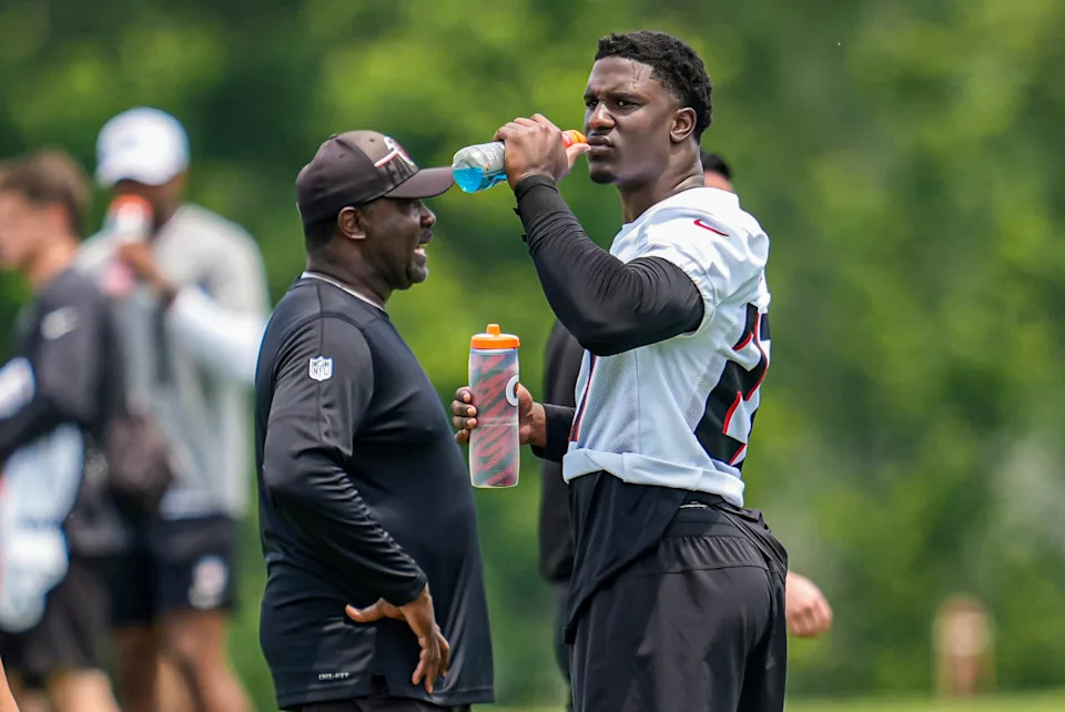 Falcons edge rusher James Pearce Jr. takes a break during Atlanta Falcons mandatory mini-camp. Dale Zanine-Imagn Images
