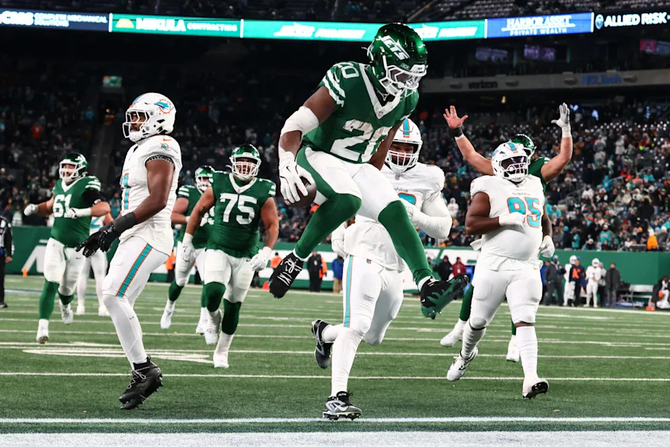 New York Jets running back Breece Hall (20) scores a touchdown against the Miami Dolphins at MetLife Stadium.Ed Mulholland-Imagn Images