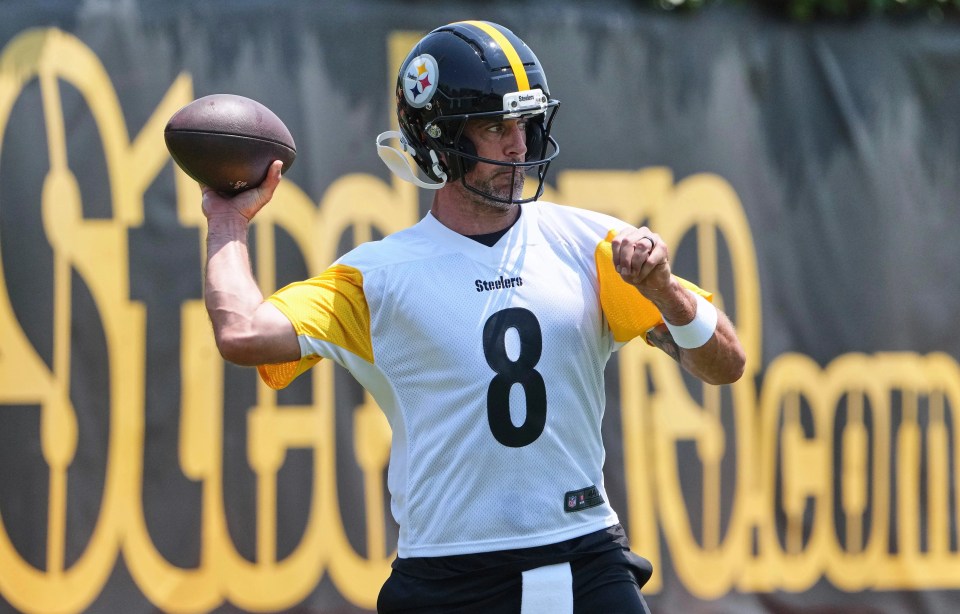 Pittsburgh Steelers quarterback Aaron Rodgers throwing a football.