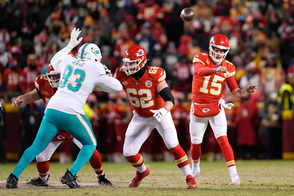 Kansas City Chiefs quarterback Patrick Mahomes (15) throws as guard Joe Thuney (62) provides coverage against Miami Dolphins defensive tackle Da'Shawn Hand (93).Jay Biggerstaff-Imagn Images